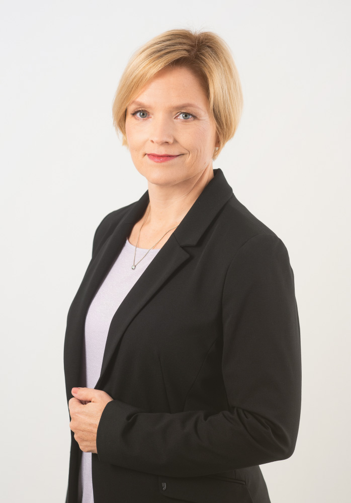 Poslovni portret Katje Pogač v črnem suknjiču.